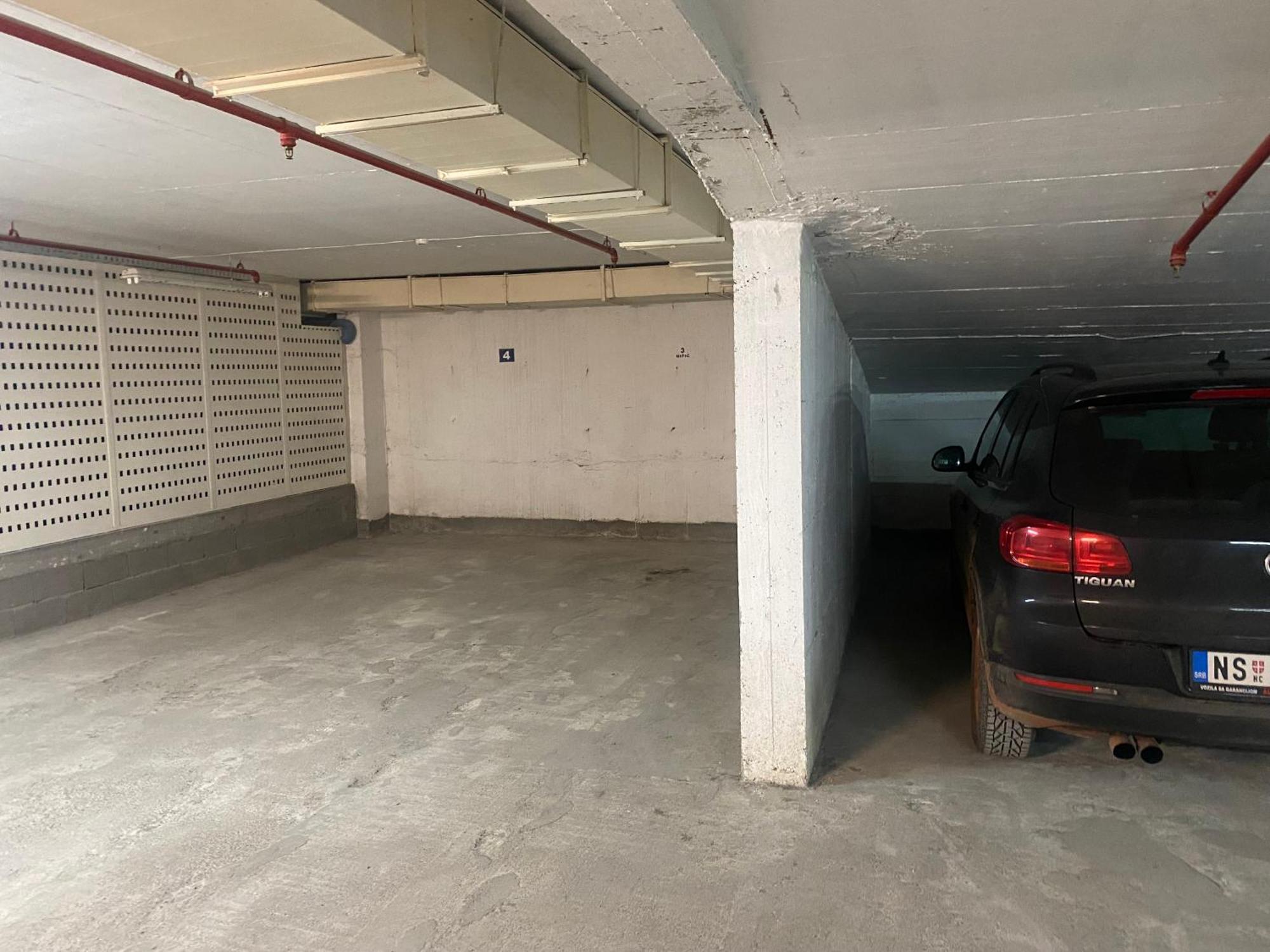 Luxury Apartments Parking In Garage Ni Exteriör bild